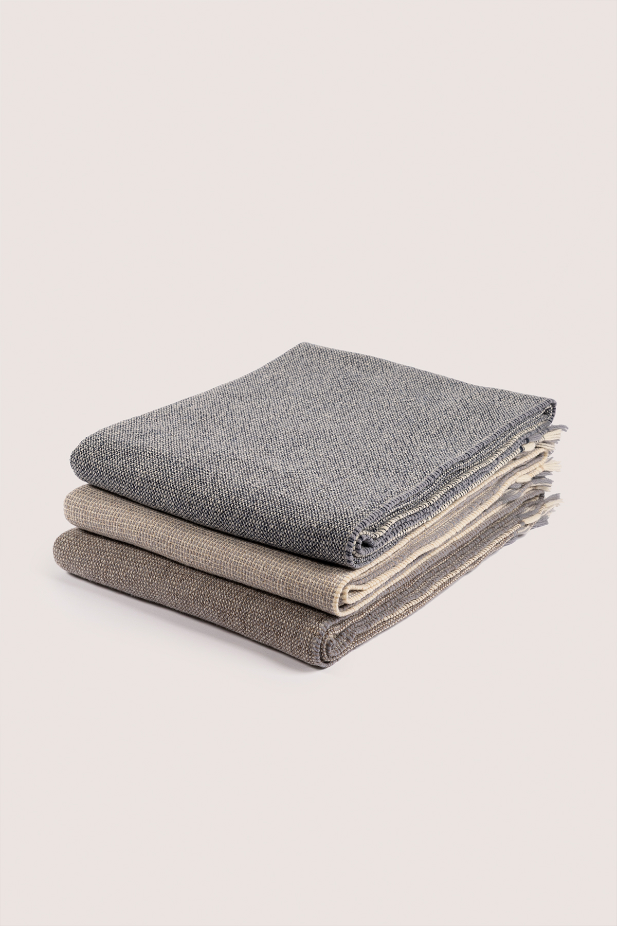 Serena local merino wool throws in blue and grey colours | Plaid Serena diseño artesanal lana