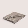 Serena-local-merino-wool-throws-in-sand-greyish-colour.| Serena plaid artesanal lana merina en tono tierra